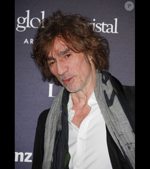 Le chanteur Louis Bertignac à la soirée des Globes de cristal, à Paris, le 6 février 2012