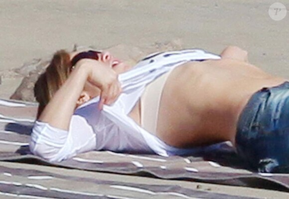 Jennifer Lopez se repose sur une plage, à Malibu, le 5 février 2012.