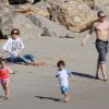 Jennifer Lopez se repose sur une plage en compagnie de ses jumeaux et de son nouveau petit-ami Casper Smart, à Malibu, le 5 février 2012.