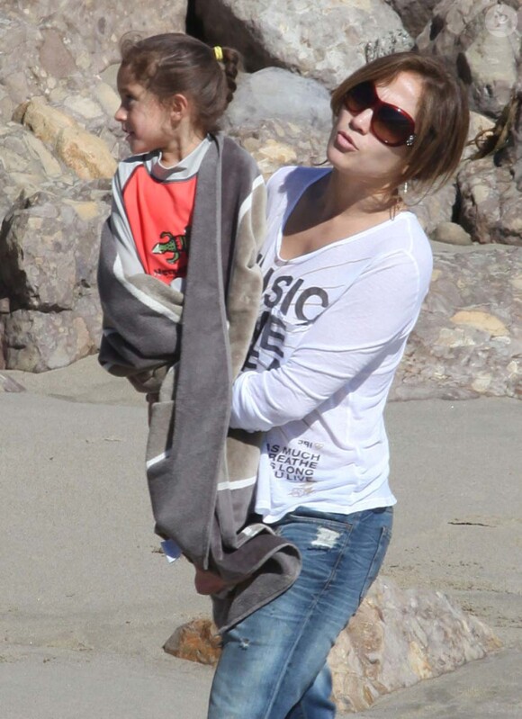 Jennifer Lopez se repose sur une plage en compagnie de se jumeaux et de son nouveau petit-ami Casper Smart, à Malibu, le 5 février 2012.