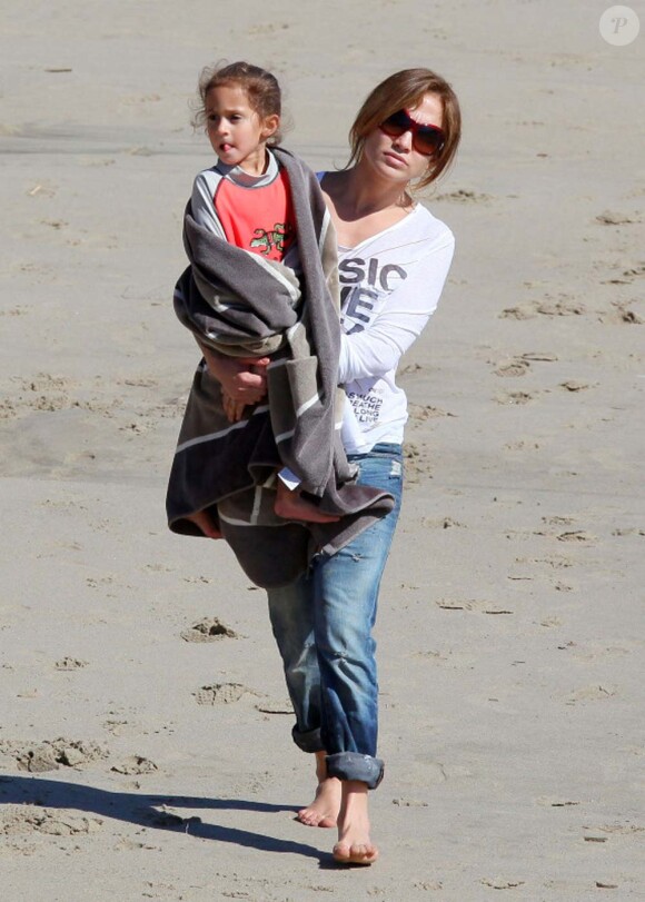 Jennifer Lopez et sa fille Emme, à Malibu, le 5 février 2012.