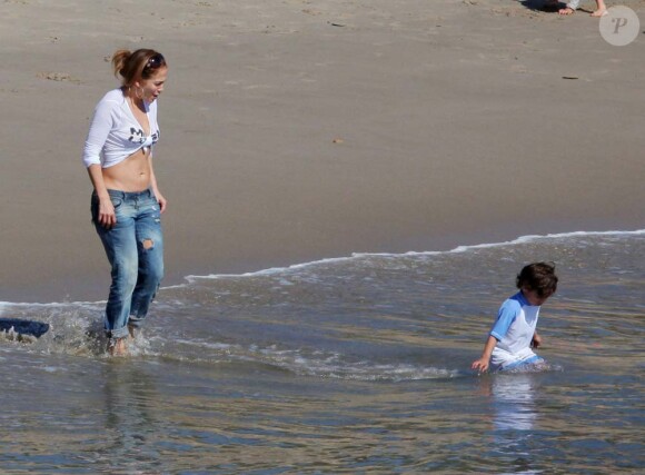 Jennifer Lopez se repose sur une plage en compagnie de se jumeaux et de son nouveau petit-ami Casper Smart, à Malibu, le 5 février 2012.