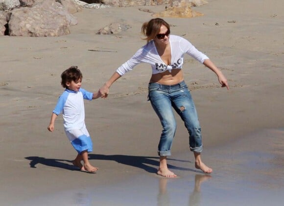 Jennifer Lopez avec son fils Max, à Malibu, le 5 février 2012.