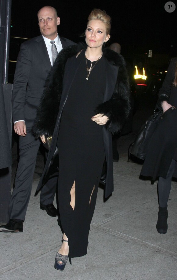 Sienna Miller a dévoilé son ventre rond à la soirée W à New York le 14 février 2012