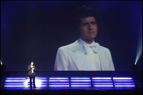 Julien Dassin sur scène avec le spectacle Il était une fois... Joe Dassin, à Paris, le 7 octobre 2010.