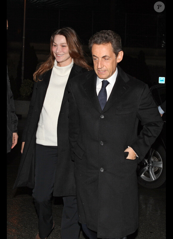 Nicolas Sarkozy, au côté de son épouse Carla Bruni, arrive au 20h de TF1, le mercredi 15 février 2011 à Paris