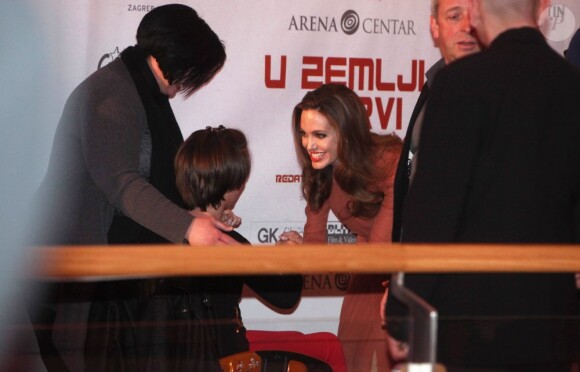 Angelina Jolie, radieuse dans une robe J. Mendel lors de la première de son film Au pays du sang et du miel à Zagreb le 17 février 2012