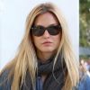 Bar Refaeli s'accorde un petit plaisir solitaire en allant faire du shopping à Beverly Hills. Le 17 février 2012.