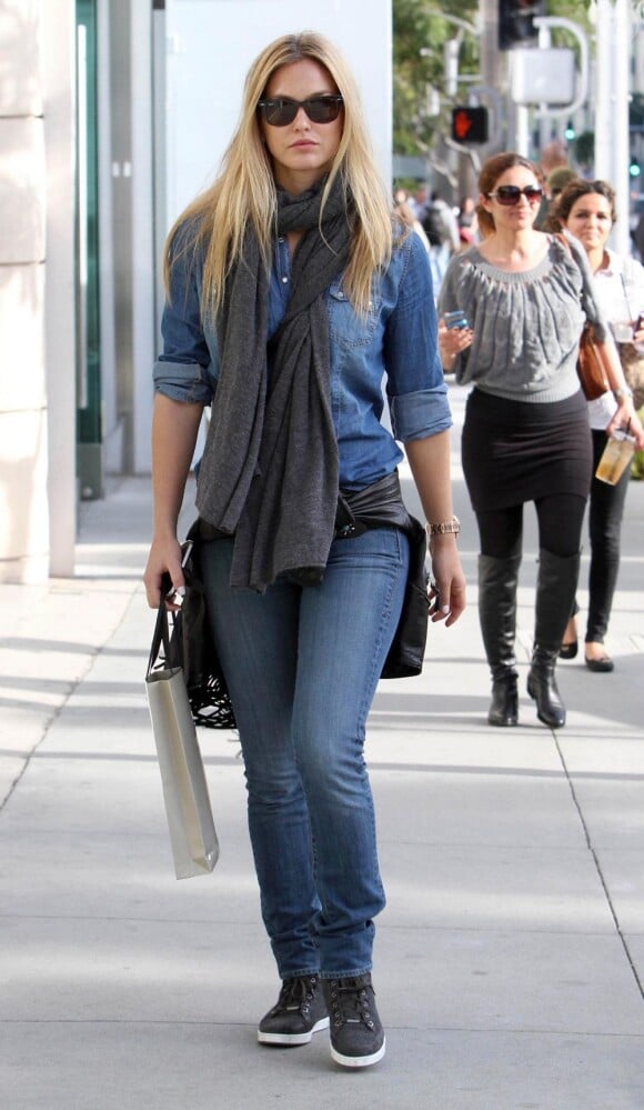 Bar Refaeli s'accorde un petit plaisir solitaire en allant faire du shopping à Beverly Hills. Le 17 février 2012.