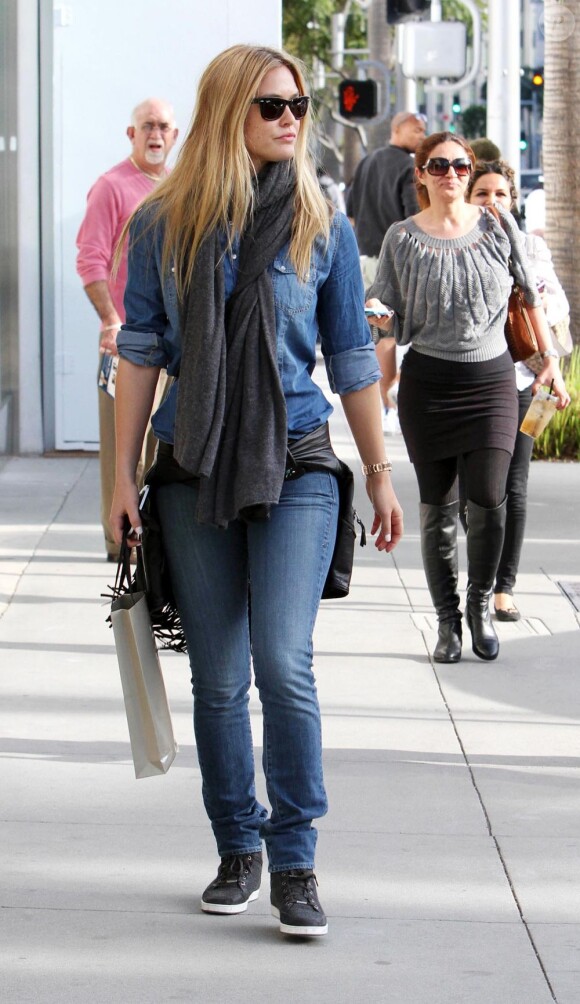 Bar Refaeli s'accorde un petit plaisir solitaire en allant faire du shopping à Beverly Hills. Le 17 février 2012.