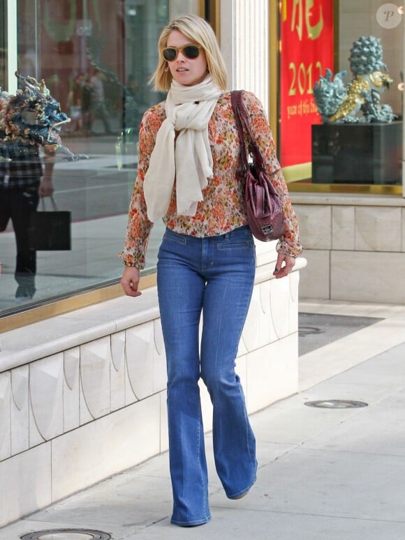 Ali Larter, radieuse et très stylée dans un chemisier coloré et un jean évasé à Beverly Hills. Le 17 février 2012.