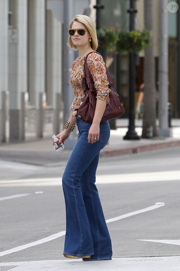 Ali Larter, radieuse et très stylée dans un look seventies à Beverly Hills. Le 17 février 2012.