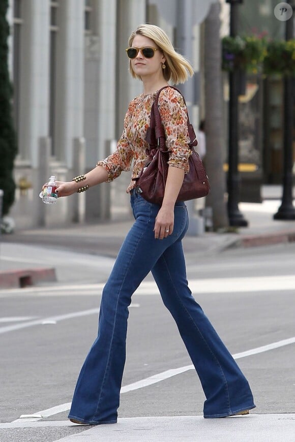 Ali Larter, radieuse et très stylée dans un chemisier coloré et un jean évasé à Beverly Hills. Le 17 février 2012.