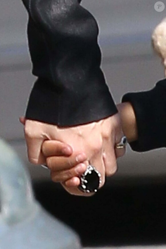 Heidi Klum à Los Angeles le 18 février 2012 a dévoilé sa main gauche dénuée de toute alliance. La star a décidé de retirer l'anneau qui la lie avec son ex, Seal. 