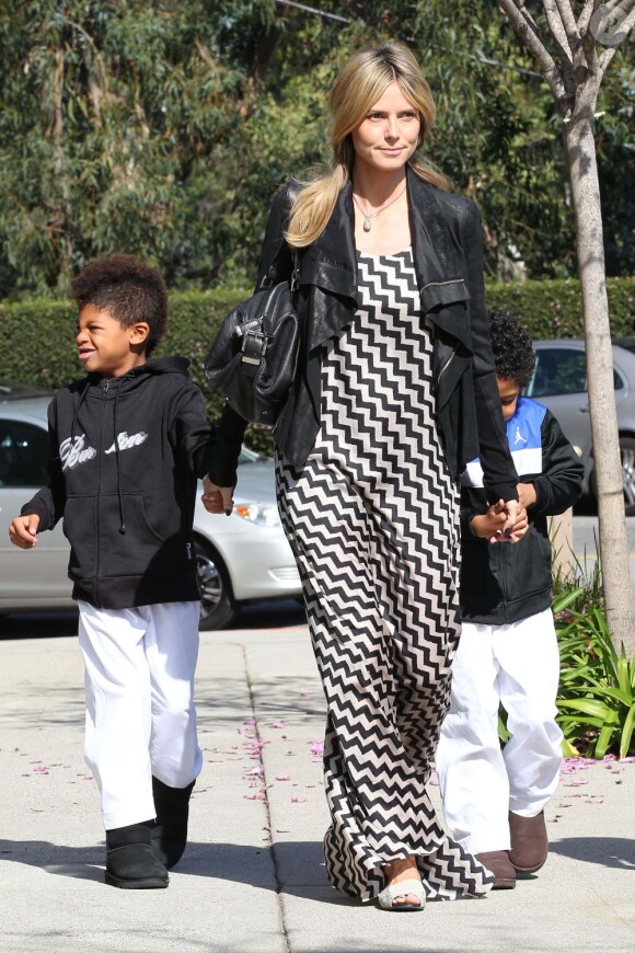 Heidi Klum a choisi d'enlever son alliance... Ici, lors d'une balade avec ses enfants à Los Angeles le 18 février 2012