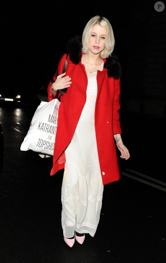La it-girl Peaches Geldof arrive au défilé Temperley London à Londres, le 18 février 2012.