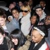 Rihanna prend un bain de foule devant son hôtel à Londres, le 20 février 2012.