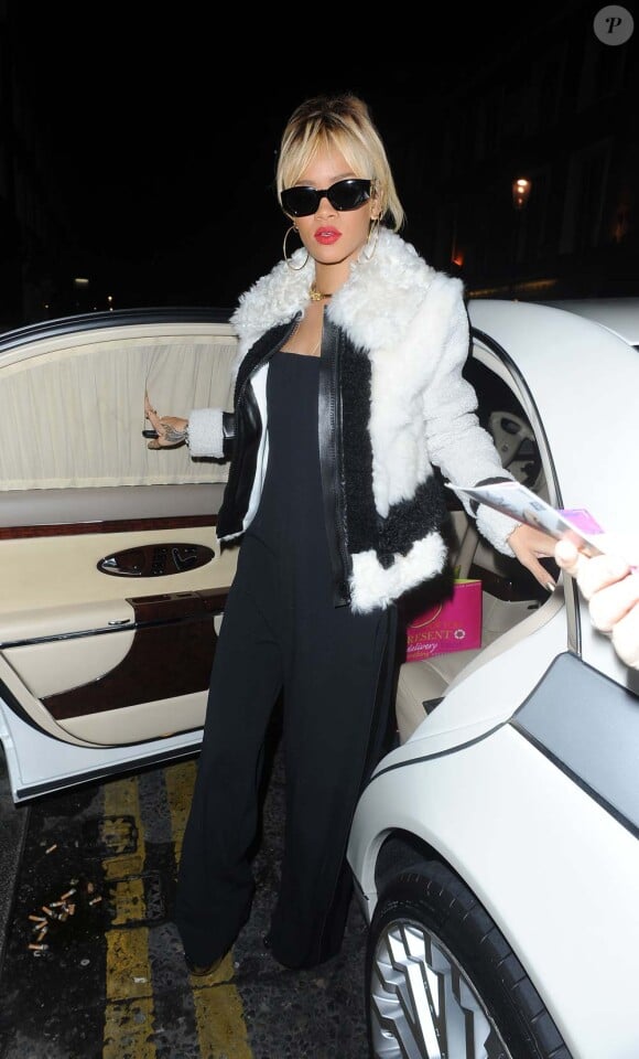 Rihanna arrive au restaurant japonais Nozomi, à Londres, le 20 février 2012.