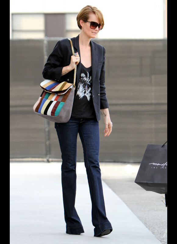Laeticia Hallyday, très lookée, alors qu'elle s'offre une journée shopping avec sa fille Jade à Beverly Hills le 21 février 2012