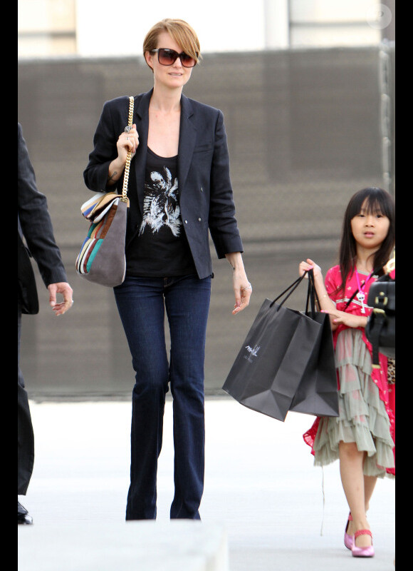 Laeticia Hallyday et sa fille Jade font du shopping chez Maxfields à Beverly Hills le 21 février 2012