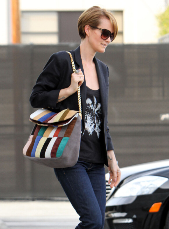 Laeticia Hallyday profite d'une journée aux côtés de sa fille pour faire du shopping à Beverly Hills le 21 février 2012