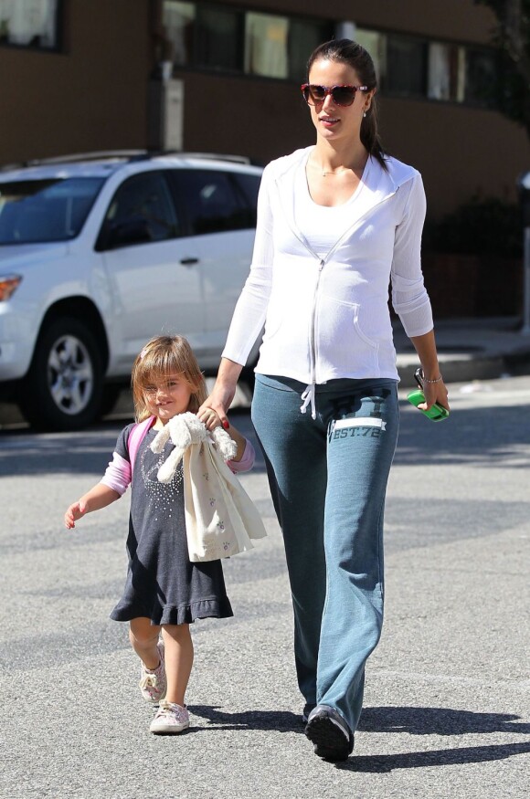 Alessandra Ambrosio à Los Angeles, emmène son adorable fille à l'école. Le 22 février 2012