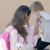 Alessandra Ambrosio va chercher sa fille à l'école avec son adorable chien. Los Angeles, le 22 février 2012