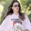 Enceinte, Alessandra Ambrosio n'oublie pas son look. Ici, elle va chercher sa fille à l'école avec son adorable chien. Los Angeles, le 22 février 2012
