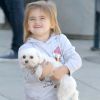 Anja, la fille d'Alessandra Ambrosio, heureuse à la sortie de l'école à Los Angeles, en compagnie de son chien. Le 22 février 2012