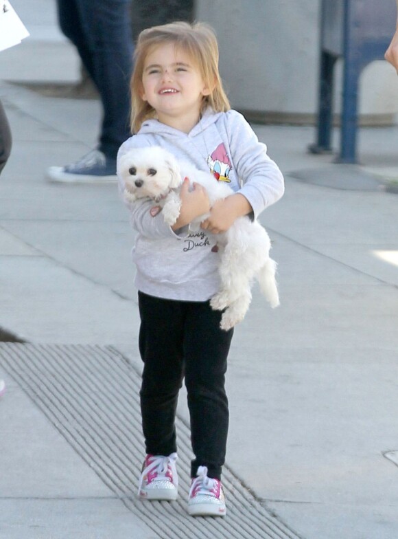 Anja, la fille d'Alessandra Ambrosio, heureuse à la sortie de l'école à Los Angeles, en compagnie de son chien. Le 22 février 2012