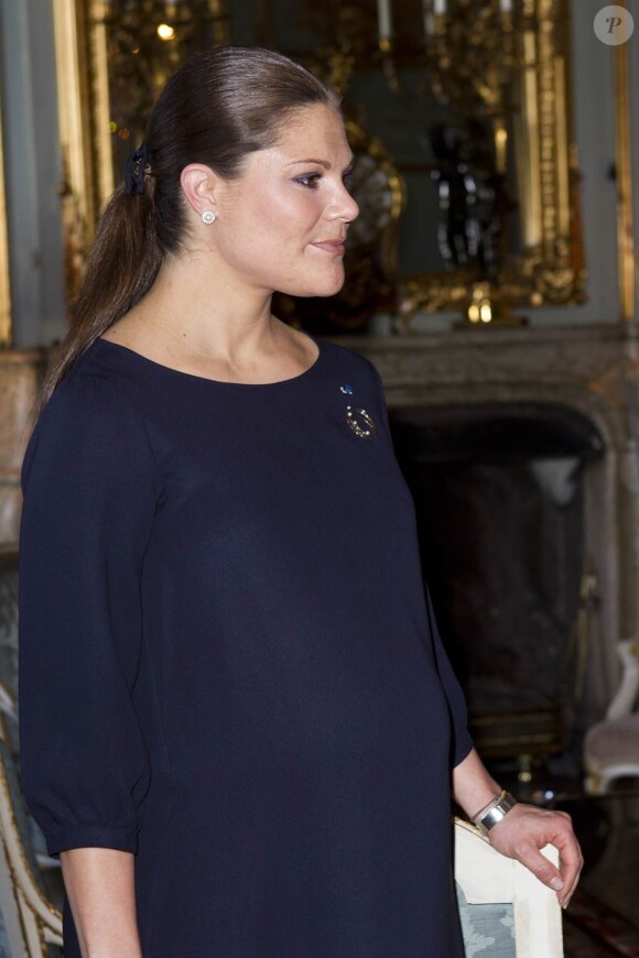 La princesse Victoria lors de sa dernière apparition officielle avant son accouchement, le 21 février 2012 pour une rencontre avec Tarja Halonen.
Moins de neuf heures après avoir donné naissance à son premier enfant, une petite princesse née le 23 février 2012 à 4h26, la princesse Victoria de Suède quittait la maternité de l'hôpital Karolinska de Stockholm avec son mari le prince Daniel pour rentrer au Palais Haga.
