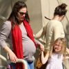 Jennifer Garner est allée faire un check-up à l'hôpital avec ses deux filles toujours aussi adorables Seraphina et Violet, à Los Angeles, le 23 février 2012