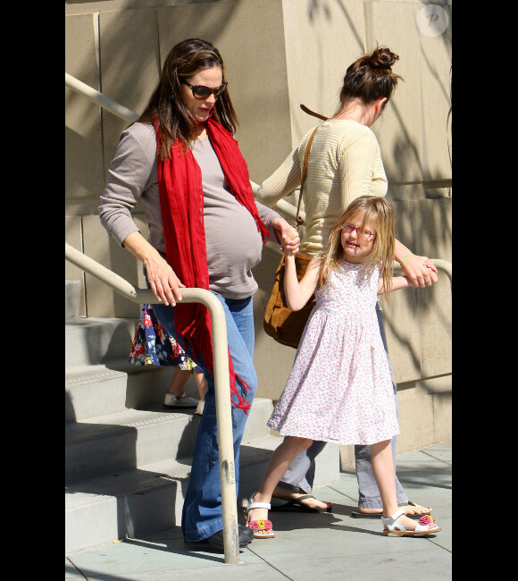 Jennifer Garner est allée faire un check-up à l'hôpital avec ses deux filles toujours aussi adorables Seraphina et Violet, à Los Angeles, le 23 février 2012