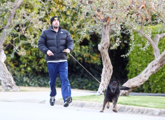 Ben Affleck et son chien à Los Angeles, le 23 février 2012
