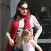 Jennifer Garner, enceinte, emmène ses deux filles Seraphina et Violet à la bibliothèque, le 23 février 2012 à Los Angeles