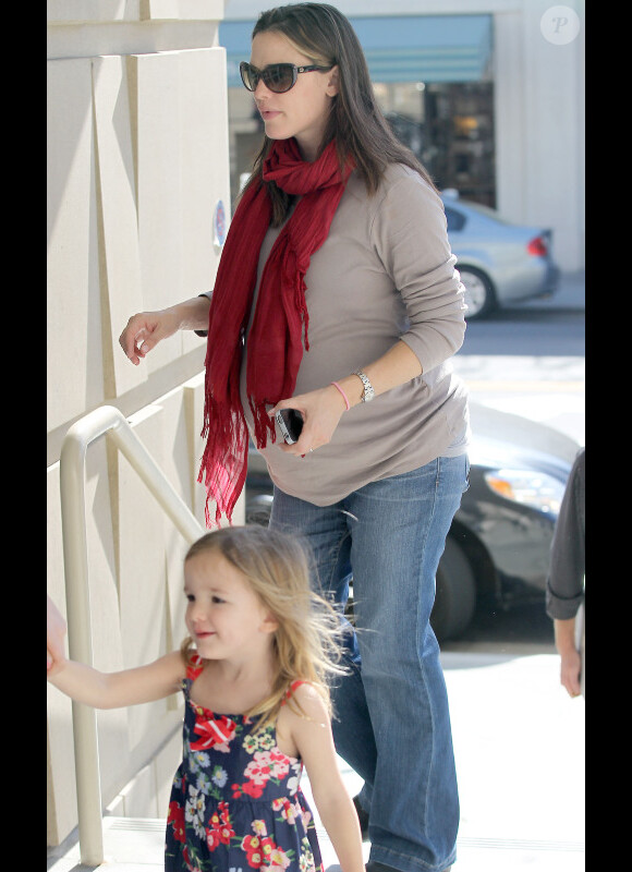 Jennifer Garner, enceinte, emmène ses deux filles Seraphina et Violet à la bibliothèque, le 23 février 2012 à Los Angeles. Seraphina est toujours aussi mignonne
