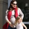 Jennifer Garner, enceinte, emmène ses deux filles Seraphina et Violet à la bibliothèque, le 23 février 2012 à Los Angeles. Violet, très présente pour sa maman, prend soin d'elle.