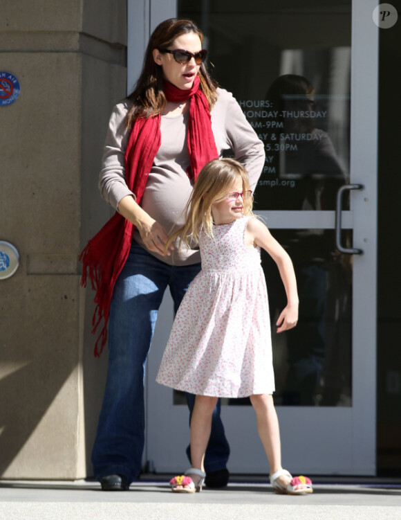 Jennifer Garner, enceinte, emmène ses deux filles Seraphina et Violet à la bibliothèque, le 23 février 2012 à Los Angeles. Violet, très présente pour sa maman, prend soin d'elle.