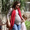 Jennifer Garner, enceinte, emmène ses deux filles Seraphina et Violet à la bibliothèque, le 23 février 2012 à Los Angeles