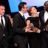 Omar Sy lors des César 2012 le 24 février : sur la scène, il partage sa joie avec l'équipe de The Artist, dont Jean Dujardin, qui n'aura pas eu le prix du meilleur acteur