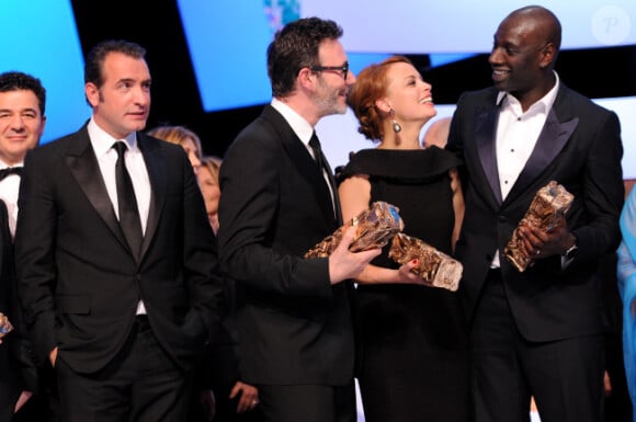 Omar Sy lors des César 2012 le 24 février : sur la scène, il partage sa joie avec l'équipe de The Artist, dont Jean Dujardin, qui n'aura pas eu le prix du meilleur acteur
