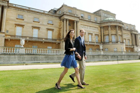 William et Kate à Buckingham en avril 2011. Depuis Noël 2011, le prince William et son épouse Catherine, duchesse de Cambridge, sont les heureux maîtres de Lupo, un cocker anglais noir. Le toutou tient compagnie à Kate en ce début d'année 2012, tandis que William est en mission dans les Malouines.