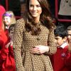 Kate Middleton à Oxford le 21 février 2011. Depuis Noël 2011, le prince William et son épouse Catherine, duchesse de Cambridge, sont les heureux maîtres de Lupo, un cocker anglais noir. Le toutou tient compagnie à Kate en ce début d'année 2012, tandis que William est en mission dans les Malouines.