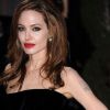 Angelina Jolie, sexy mais particulièrement maigre à la cérémonie des Oscars, le 26 février 2012.