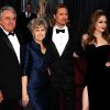 Angelina Jolie, Brad Pitt et ses parents à la cérémonie des Oscars, le 26 février 2012.