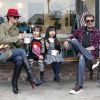 Pause gourmande : Johnny Hallyday et Laeticia dégustent des glaces avec  leurs filles Jade et Joy après l'école, à Los Angeles, le 7 février  2012.