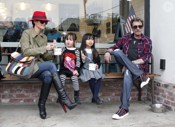 Pause gourmande : Johnny Hallyday et Laeticia dégustent des glaces avec  leurs filles Jade et Joy après l'école, à Los Angeles, le 7 février  2012.