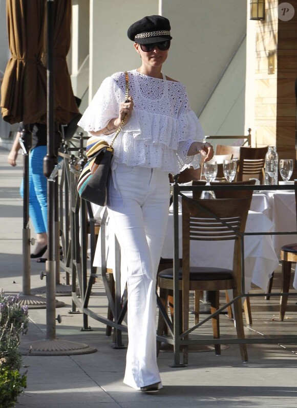 Laeticia Hallyday, ravissante en blanc, dans les rues de Beverly Hills, le 24 février 2012.