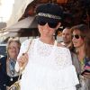 Laeticia Hallyday, accompagnée de sa grand-mère et quelques amis, dans les rues de Beverly Hills, le 24 février 2012.