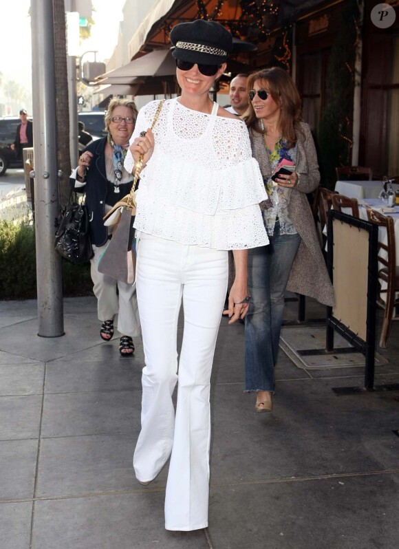 Laeticia Hallyday, accompagnée de sa grand-mère et quelques amis, dans les rues de Beverly Hills, le 24 février 2012.